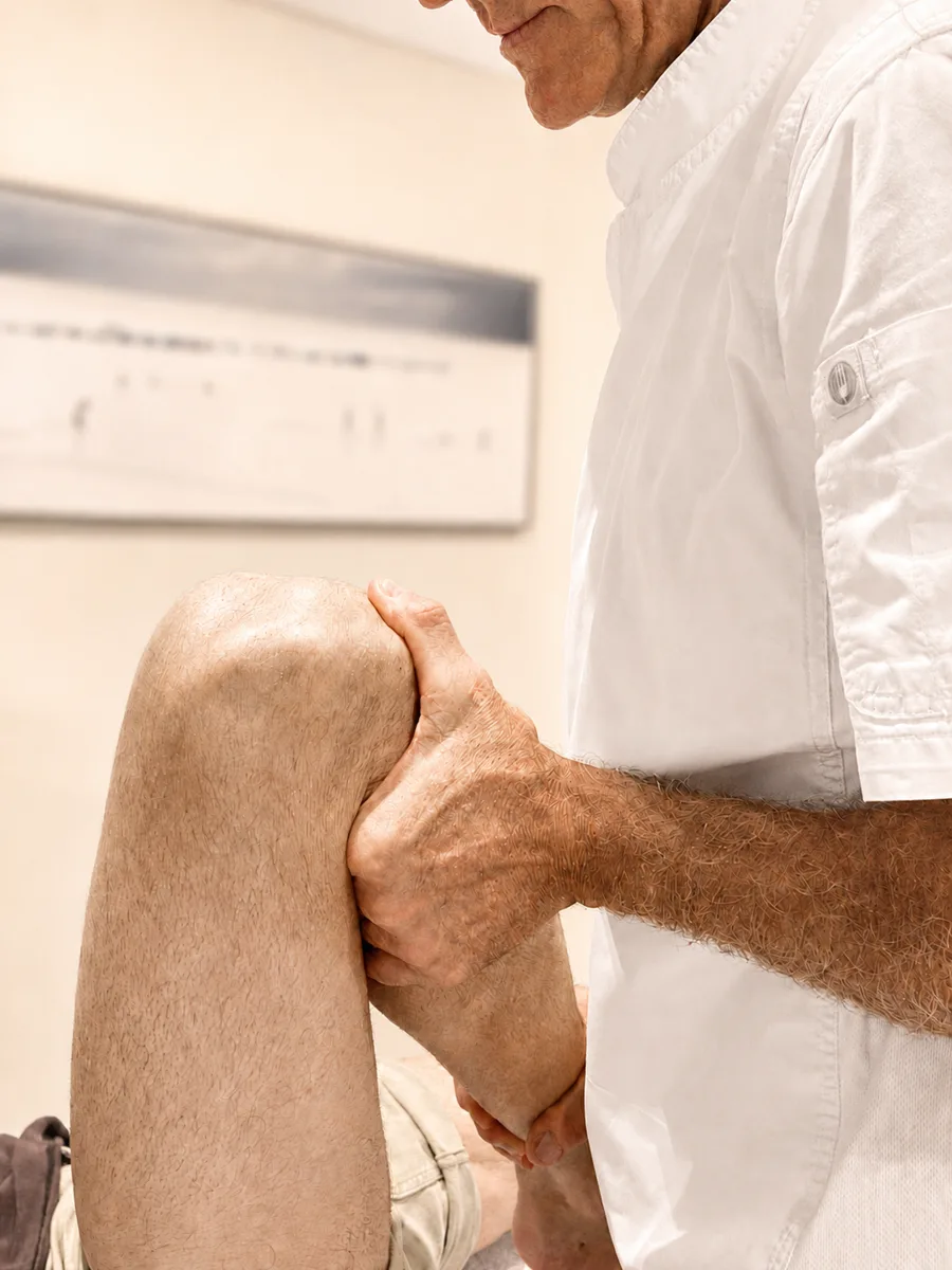 Movilización manual de la rodilla durante una sesión de osteopatía