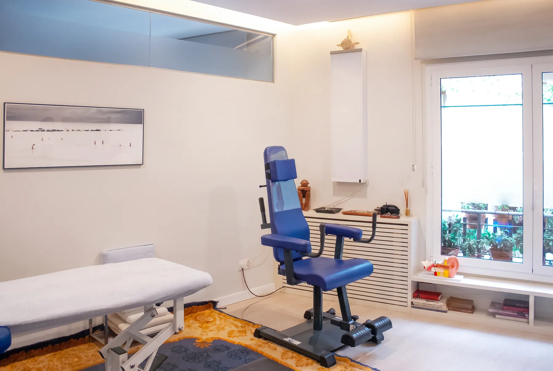 Sala de consulta LSV con silla rotatoria y camilla
