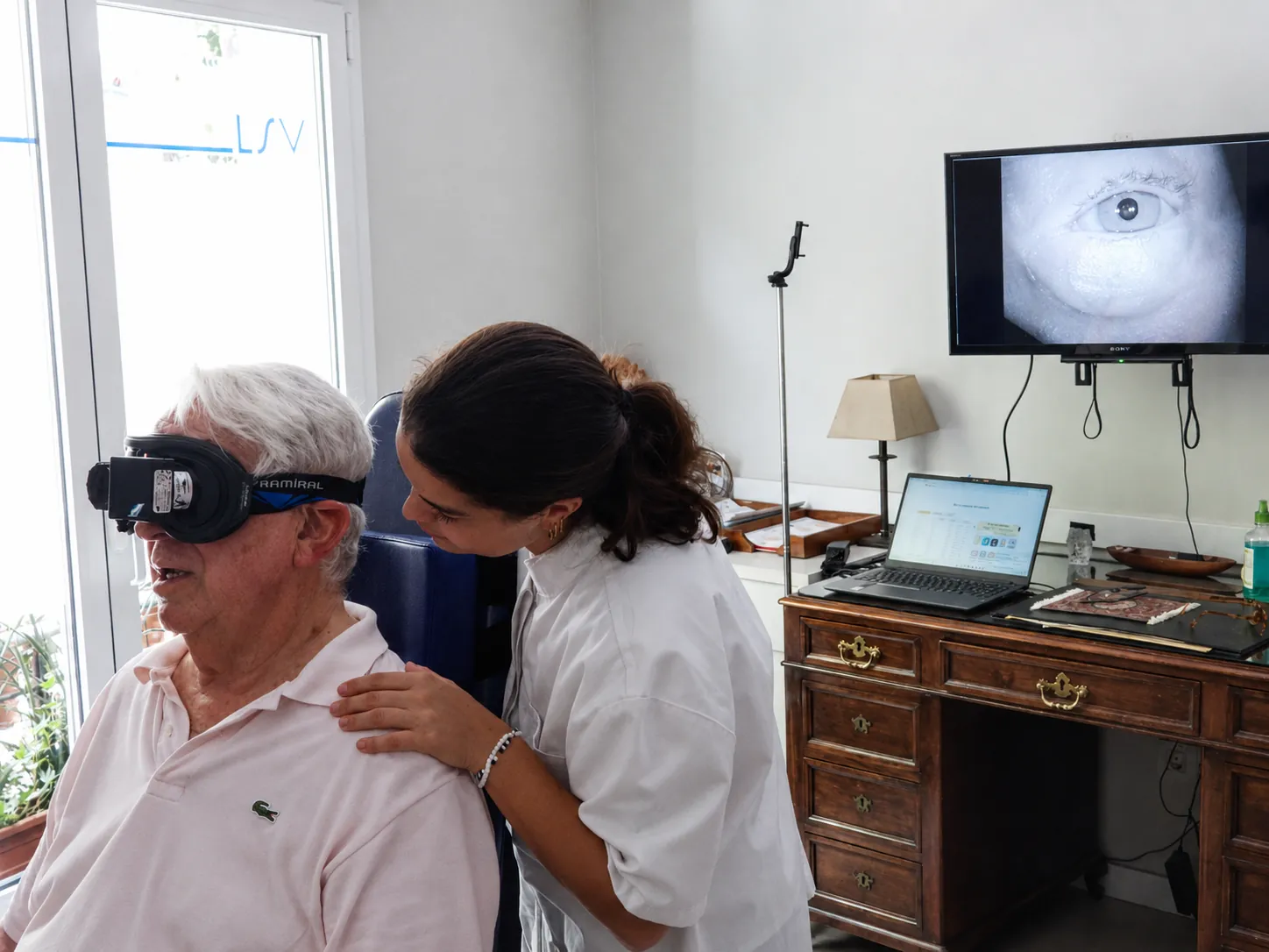 Ajuste de gafas Framiral al paciente en consulta