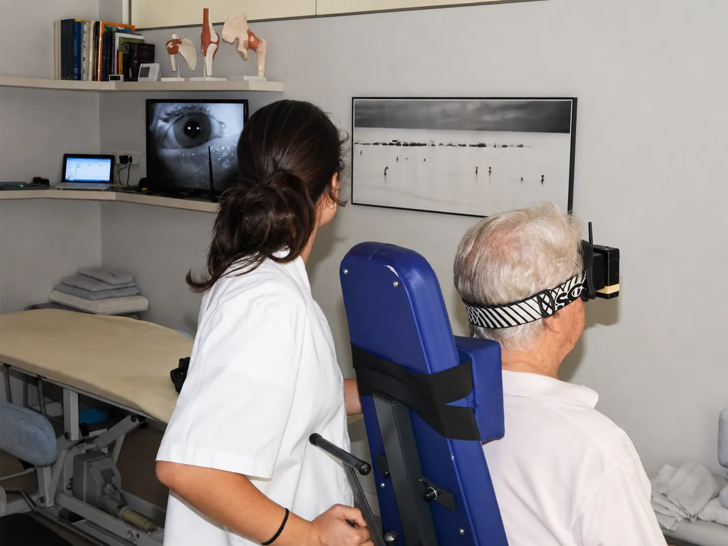Ayudante colocando gafas Framiral al paciente