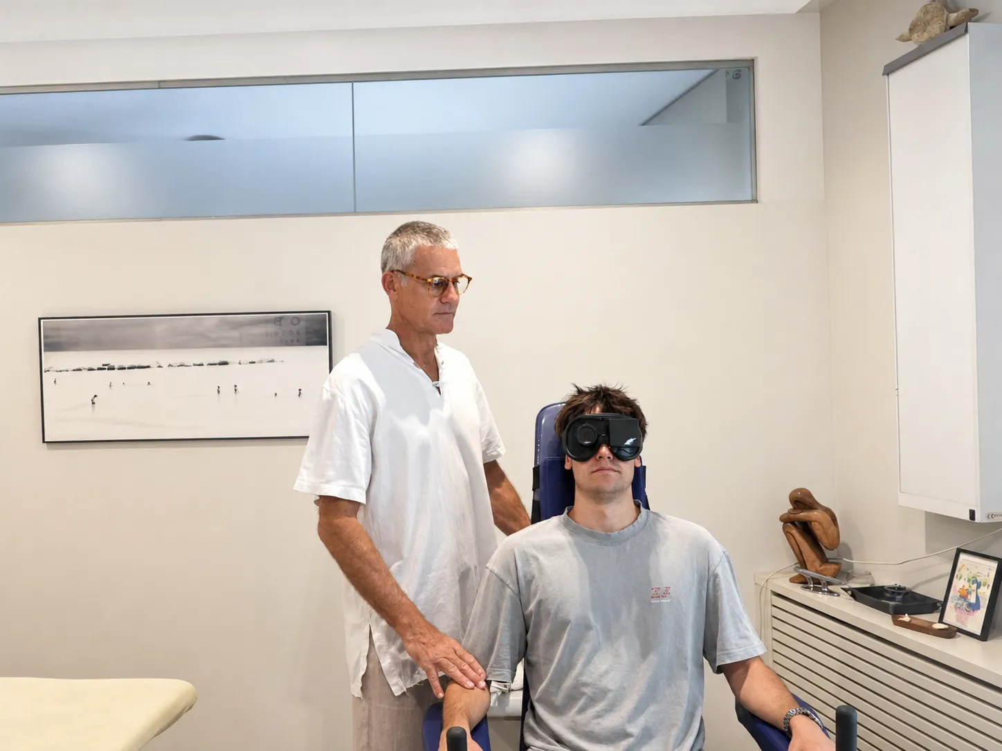 Luis Sánchez realizando una prueba con gafas VNG