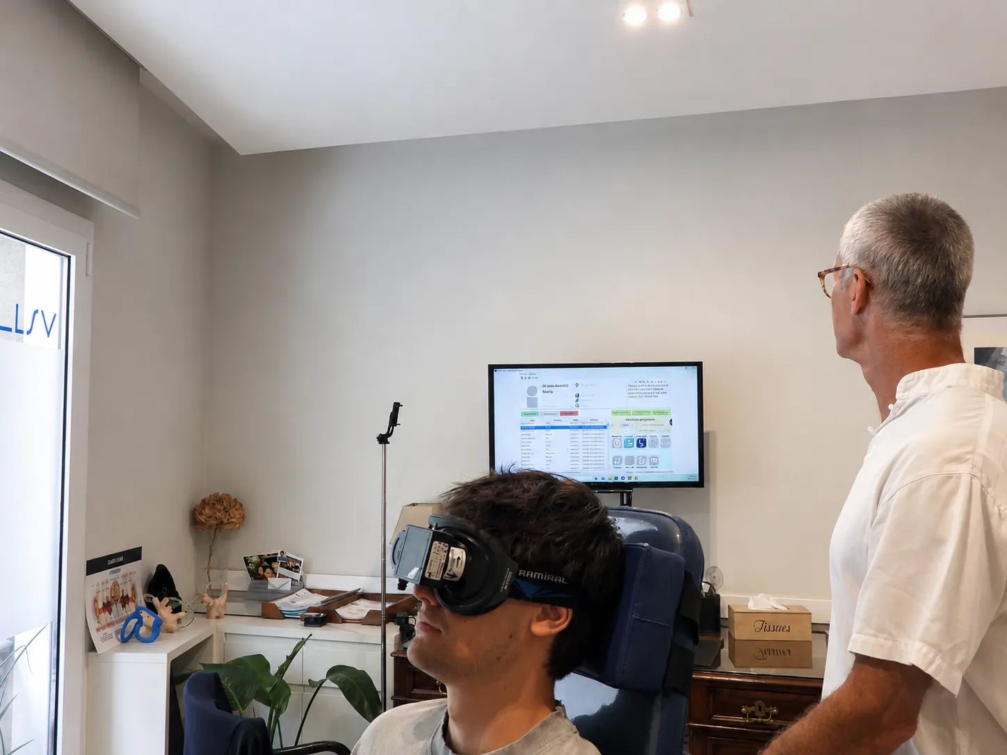 Paciente con gafas VNG durante prueba vestibular
