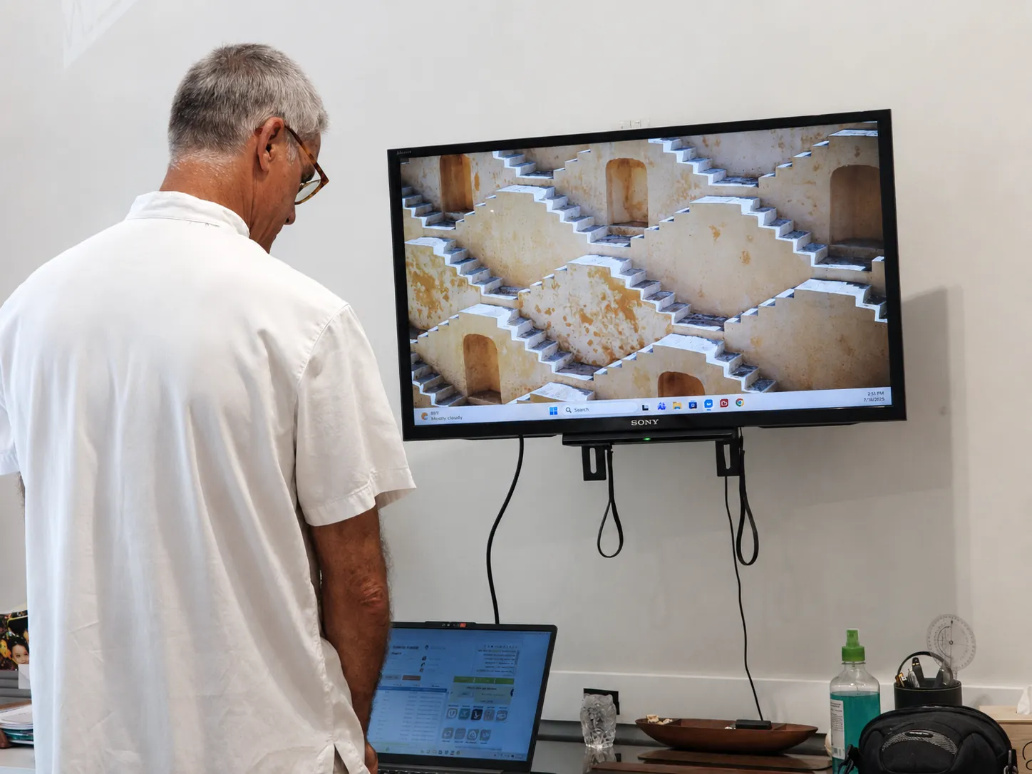 Luis revisando una prueba en pantalla en la consulta