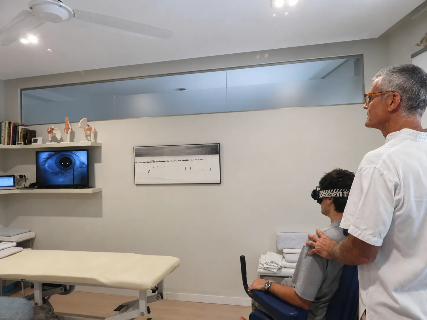 Luis supervisando prueba vestibular con gafas VNG