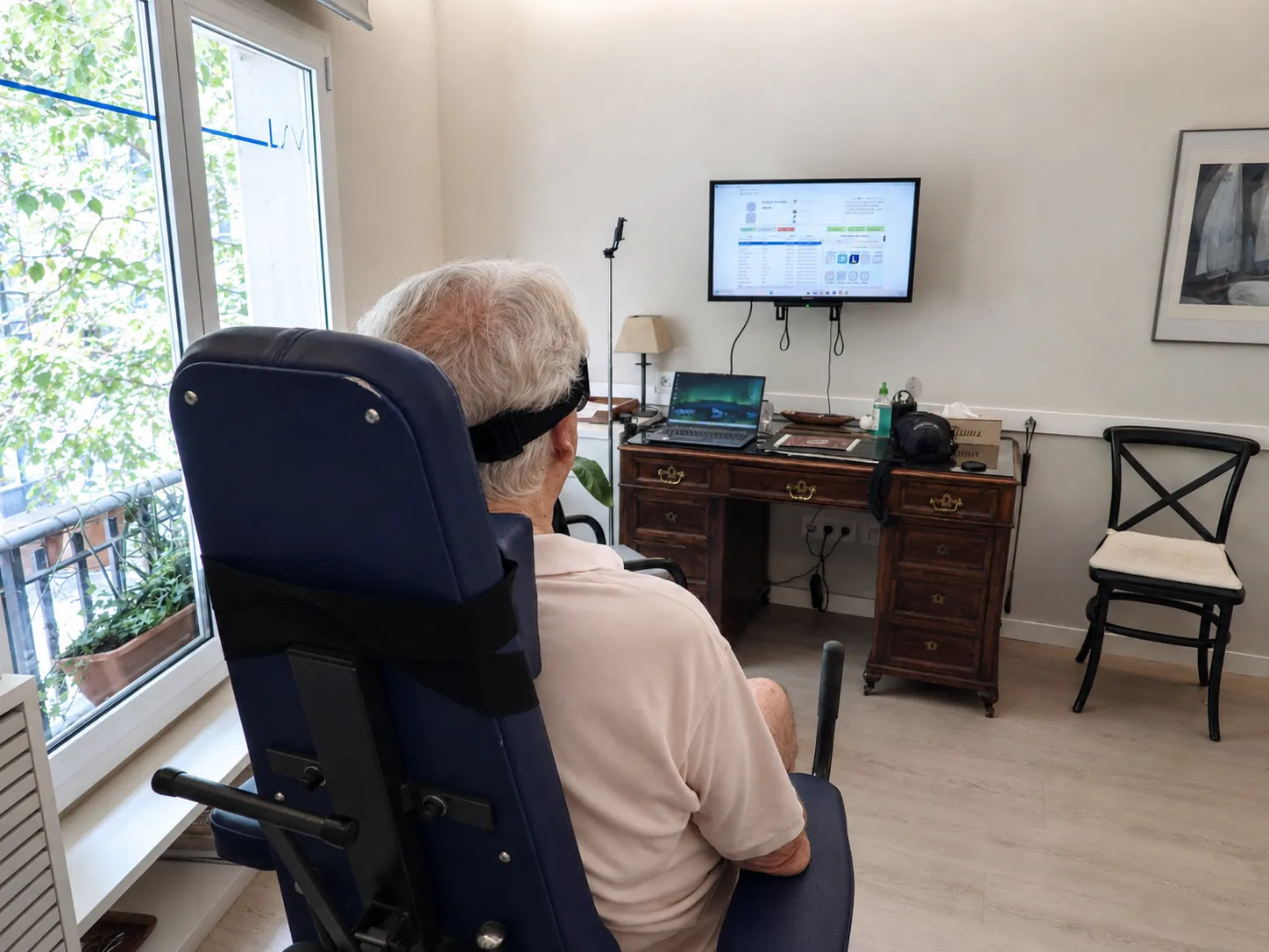 Paciente durante una prueba vestibular junto a la ventana